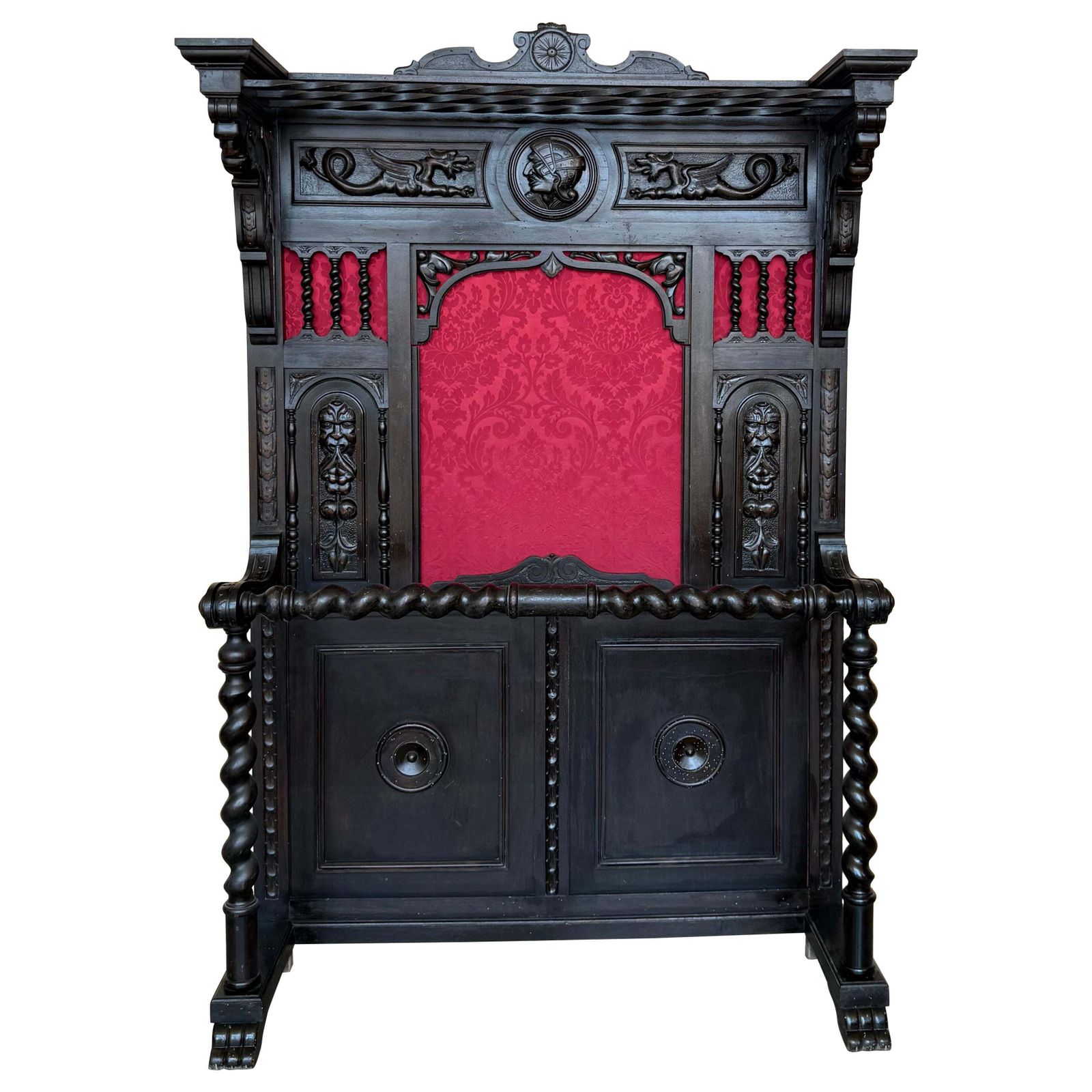 Porte-manteau espagnol en noyer massif sculpté, fond en damas rouge, XIXe siècle