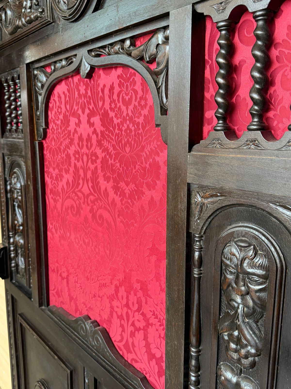 Porte-manteau espagnol en noyer massif sculpté, fond en damas rouge, XIXe siècle photo Mobilier