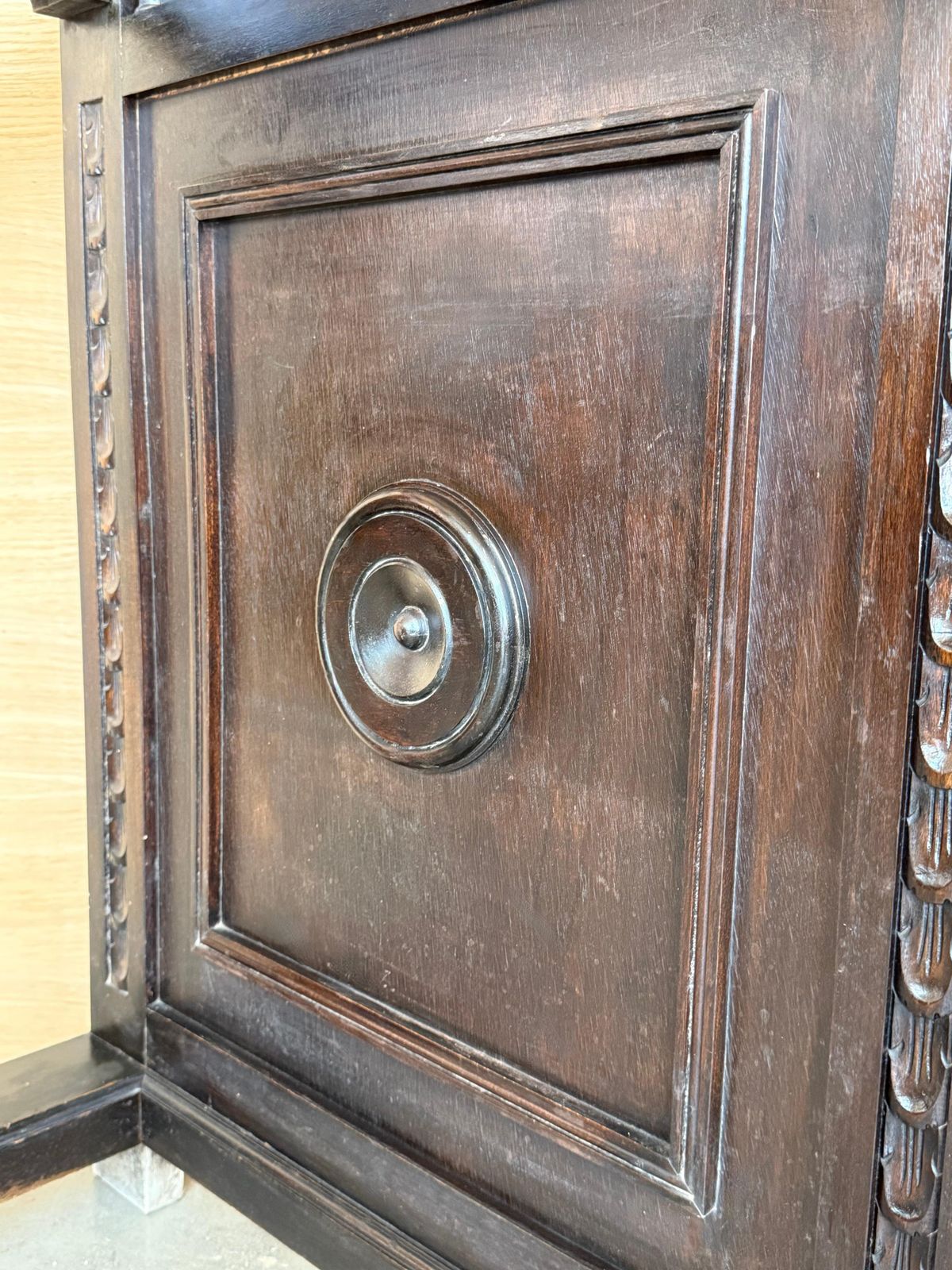 Mobilier Porte-manteau espagnol en noyer massif sculpté, fond en damas rouge, XIXe siècle photo