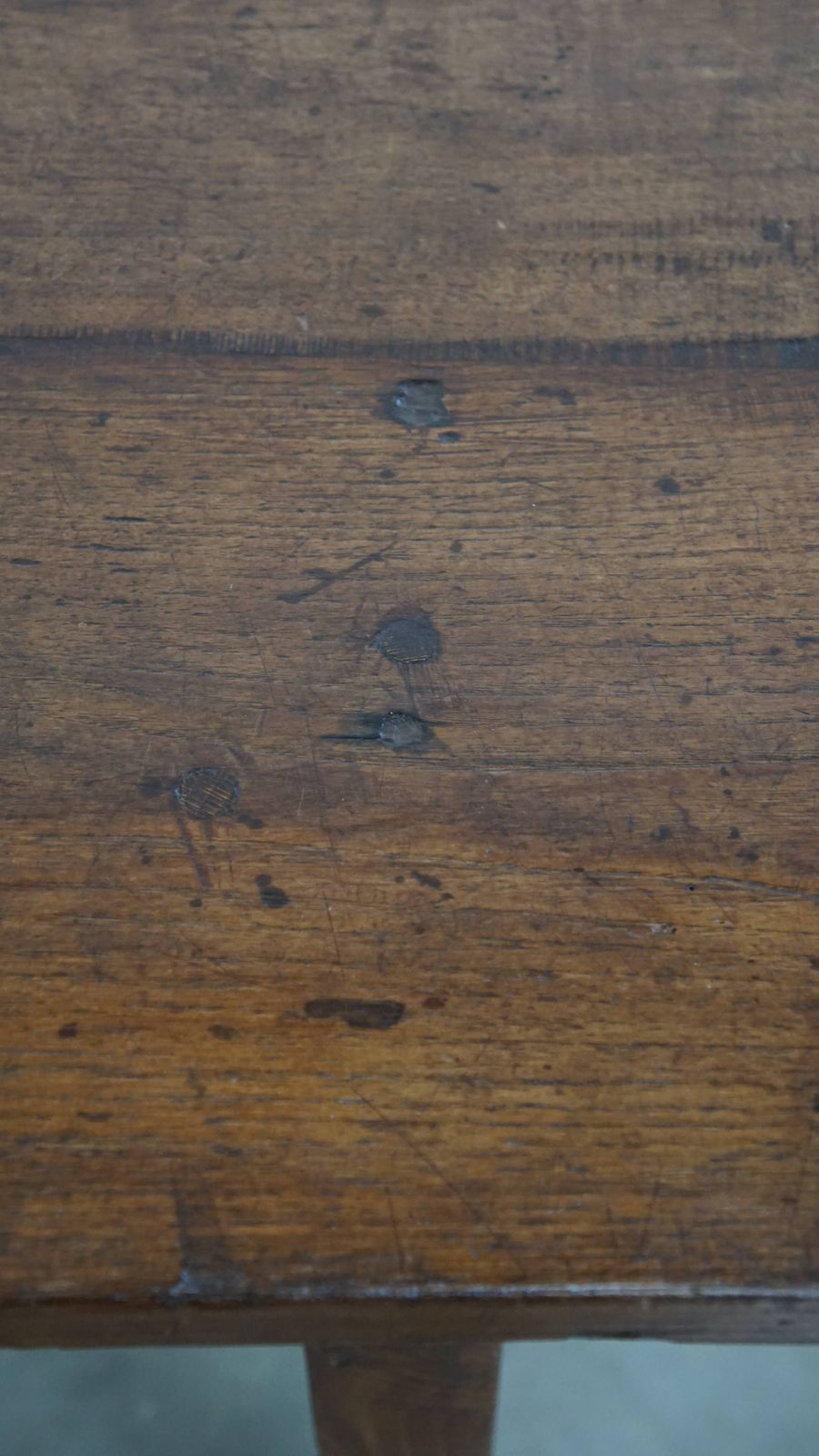 photo vinterior Timeless Antique Early 19th Century English 6 Person Dining Table With A Beautiful Walnut Top And 3 Drawers