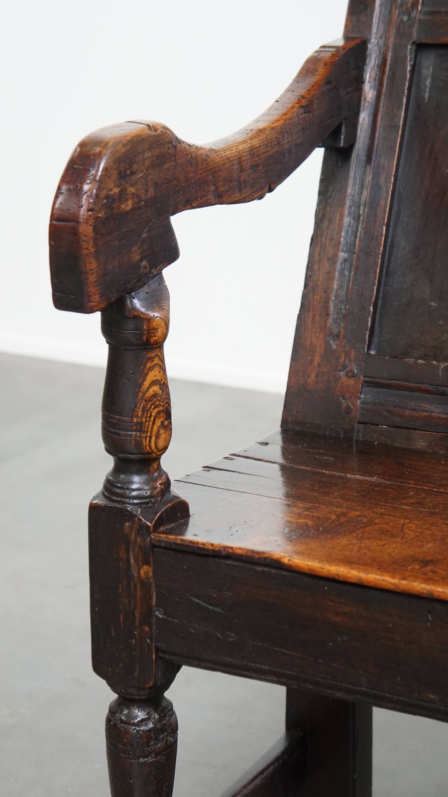 photo for sale Statige Antieke Eikenhouten Wainscot Stoel / Zijstoel Uit De 17e Eeuw Met Warme Kleurstelling