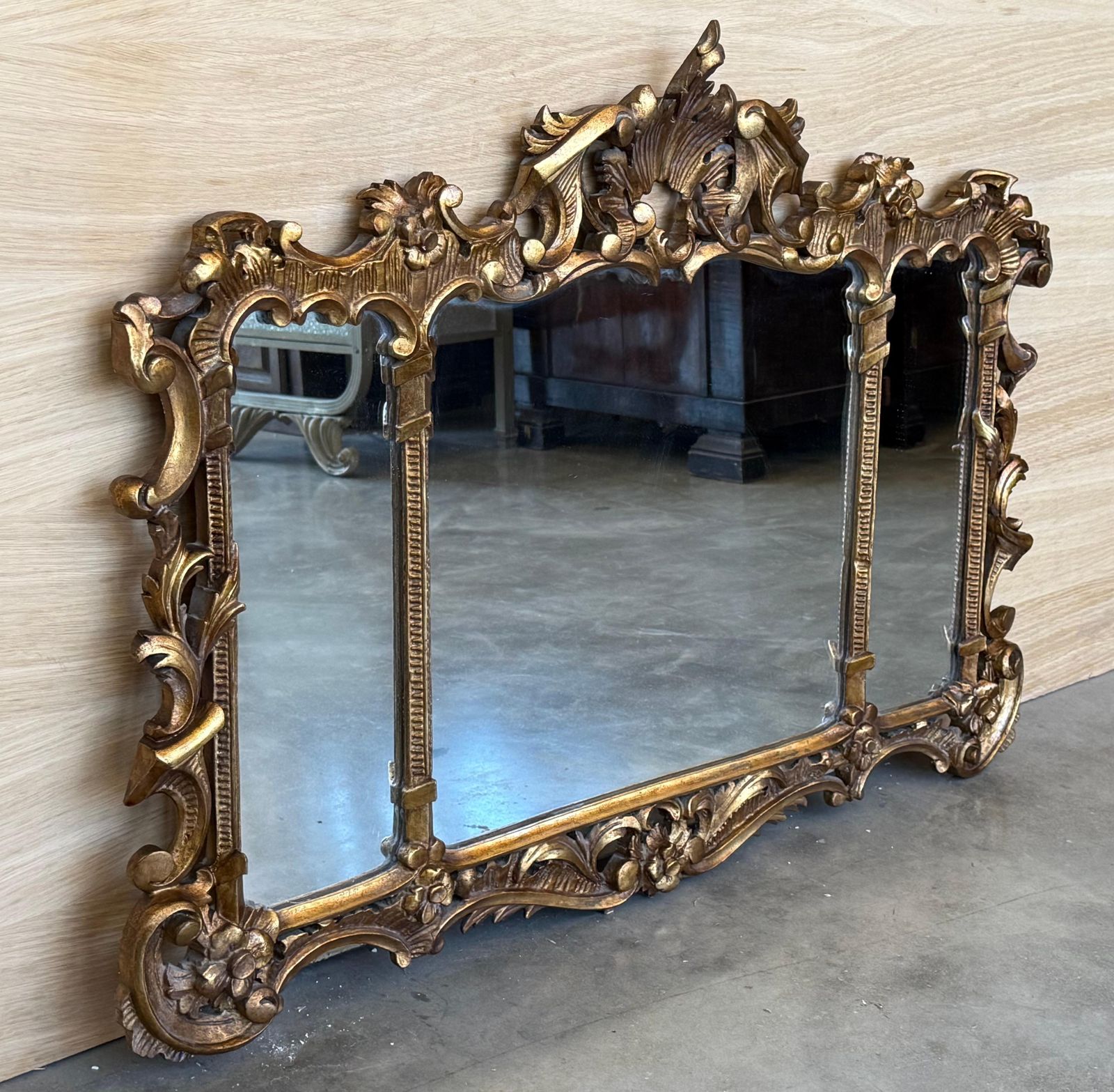 Miroir horizontal de style baroque espagnol en noyer sculpté et doré, XXe siècle photo 1951.0