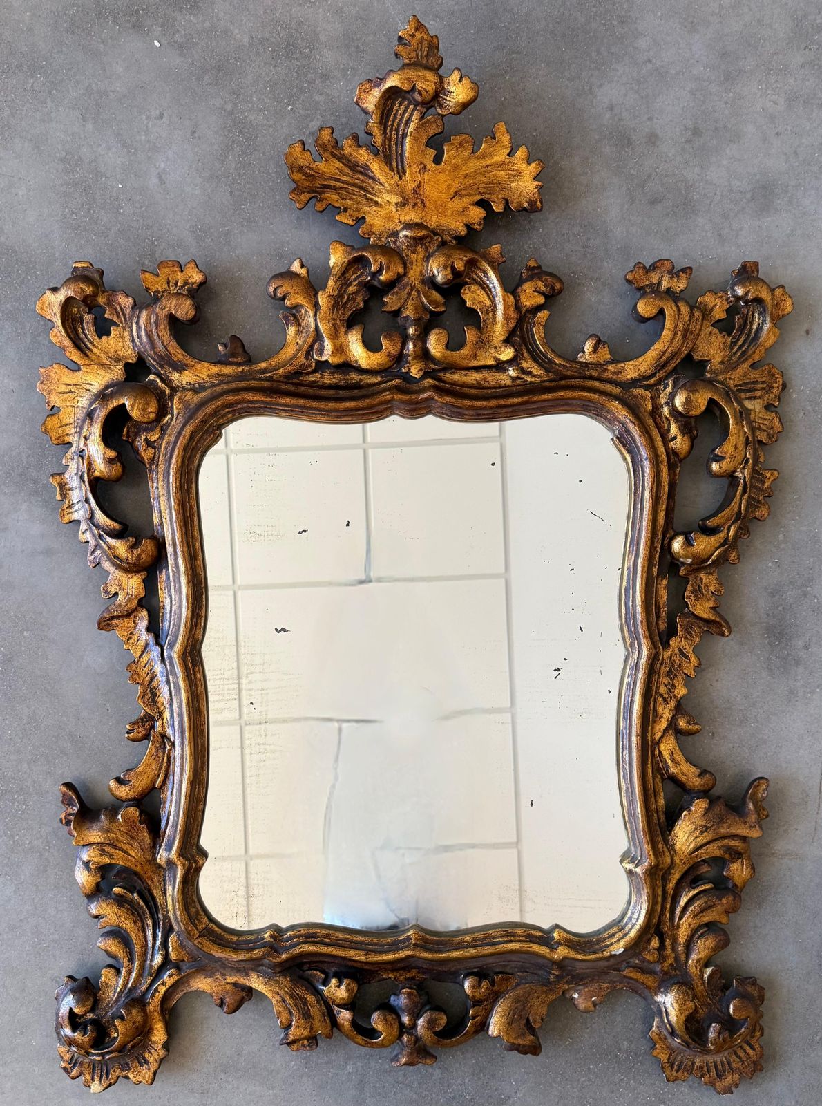 Miroir espagnol de style baroque, en noyer sculpté et ormolu doré, XXe siècle photo Décoration