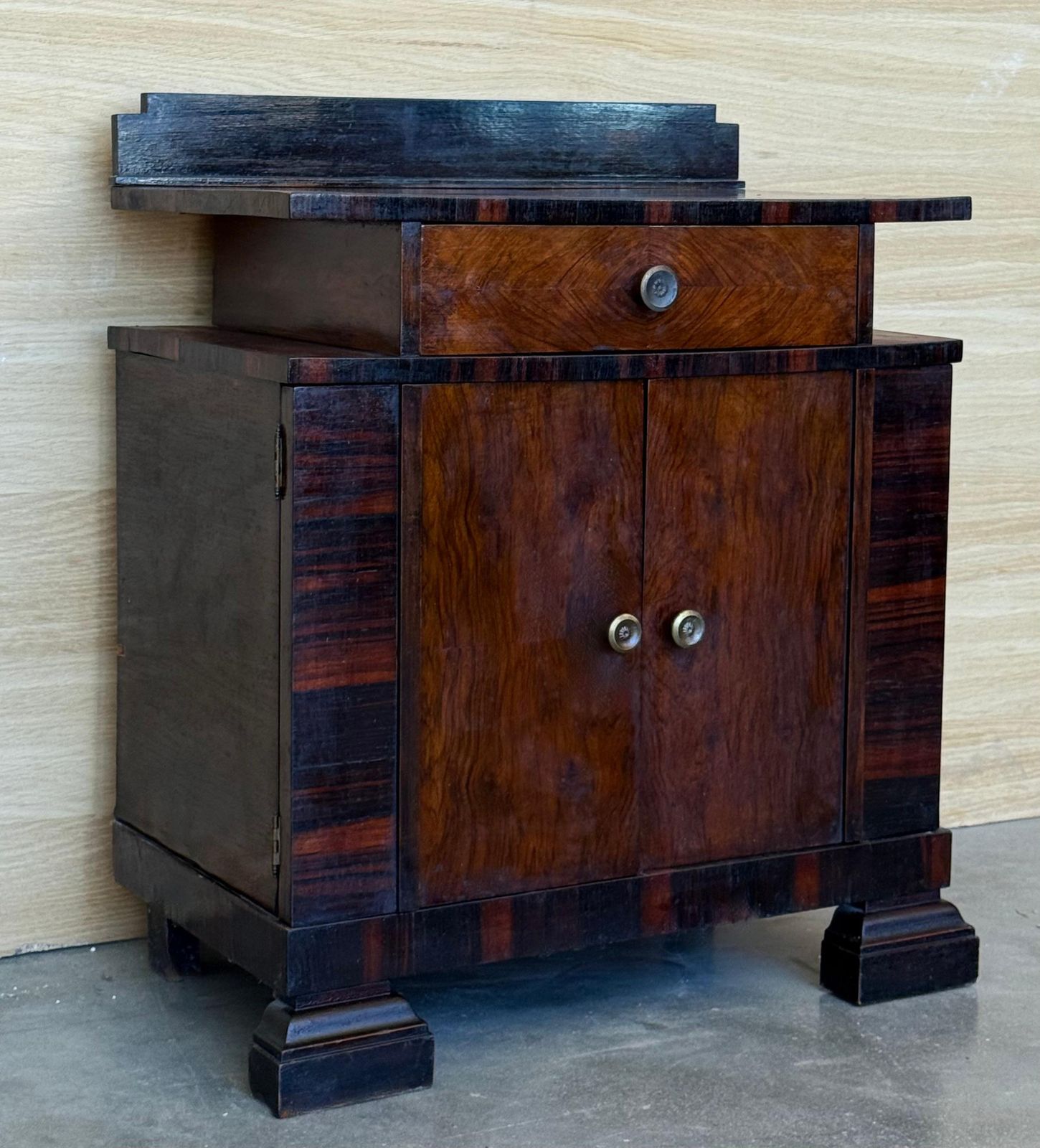 Paire de buffets Art déco avec détails ébénisés et tiroir photo vinterior
