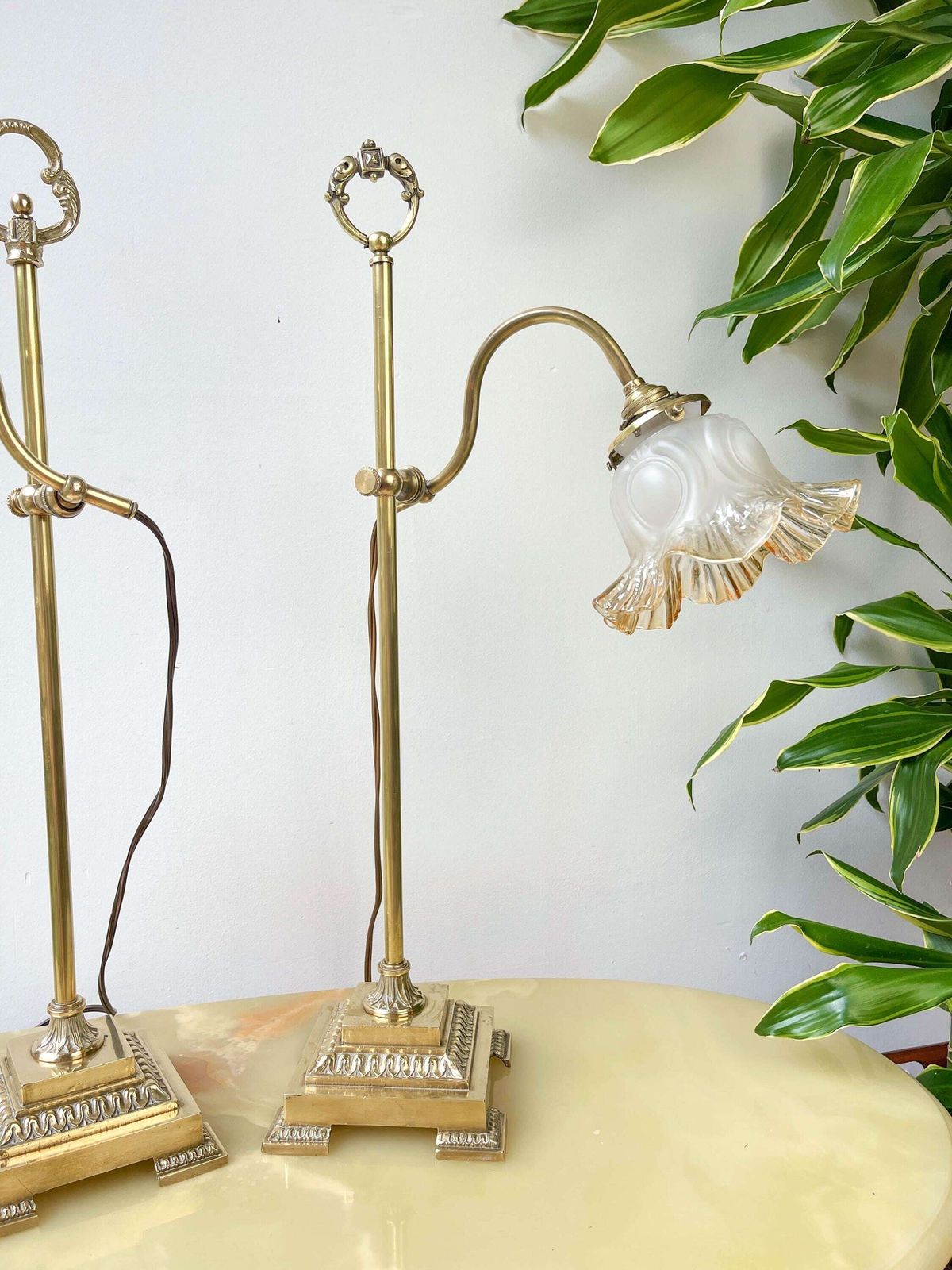 Paar Art Deco Zwanenhals Bureaulampen – Verguld Messing & Glazen Tulp Jaren 20/30 – Vintage Gelede Lampen photo for sale