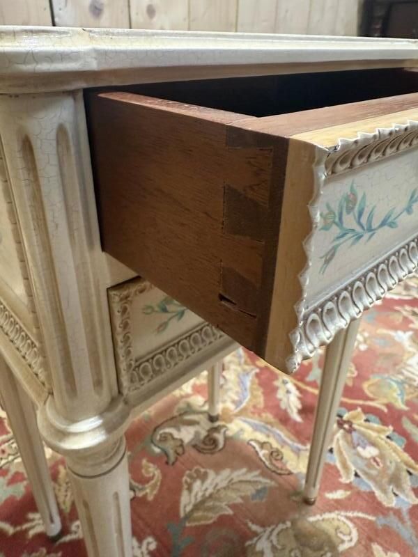 Paire De Tables De Chevets De Style Louis XVI En Bois Peint photo Furniture