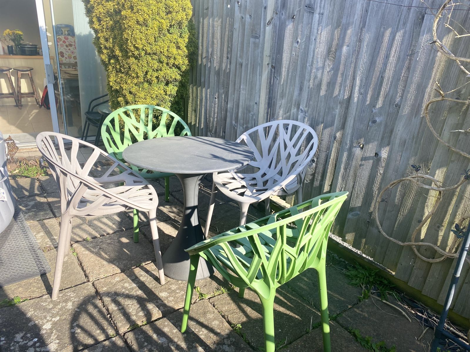 photo furniture Vitra Vegetal Design Classic Set Of  4 Outdoor Chairs With Driade Kissi Kissi Table
