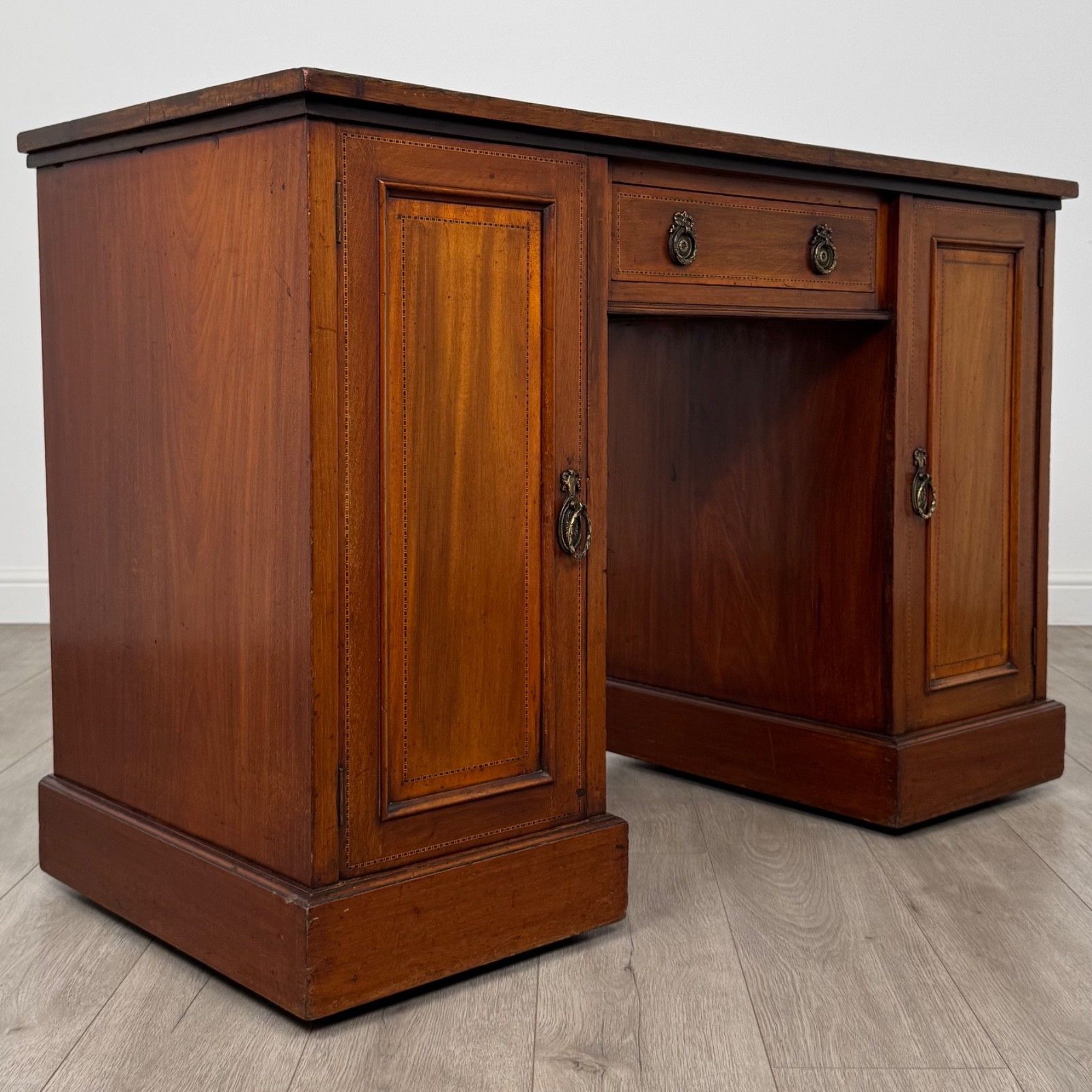 photo furniture Antique 19th Century Inlaid Kneehole Desk In Mahogany