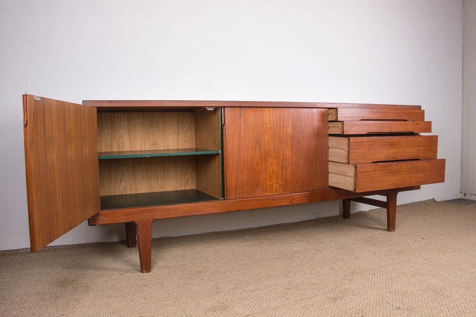 Buffet brutaliste danois en teck massif par Henning Kjaernulf pour Vejle Stole, 1960. photo Mobilier