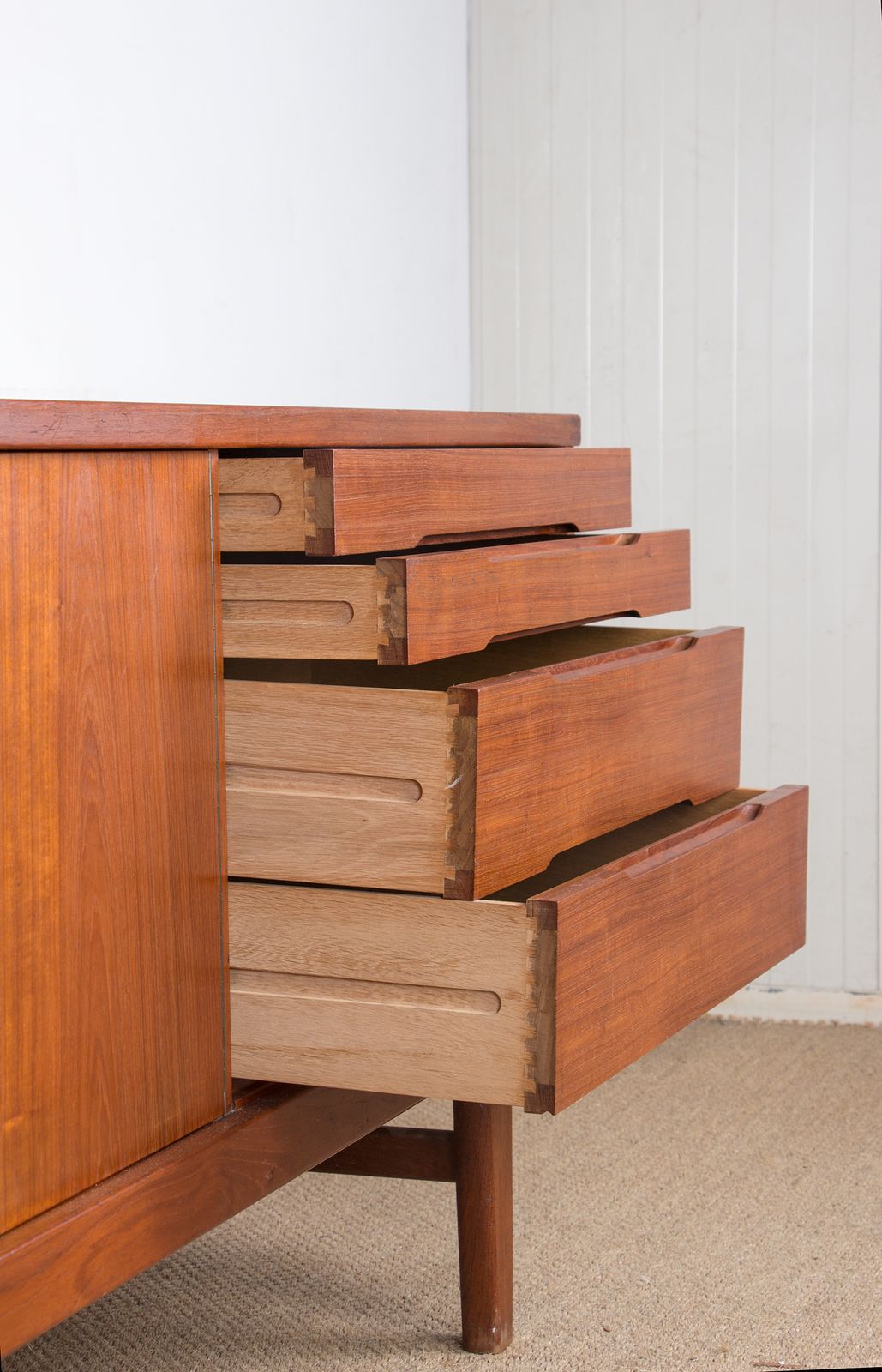 Mobilier Buffet brutaliste danois en teck massif par Henning Kjaernulf pour Vejle Stole, 1960. photo