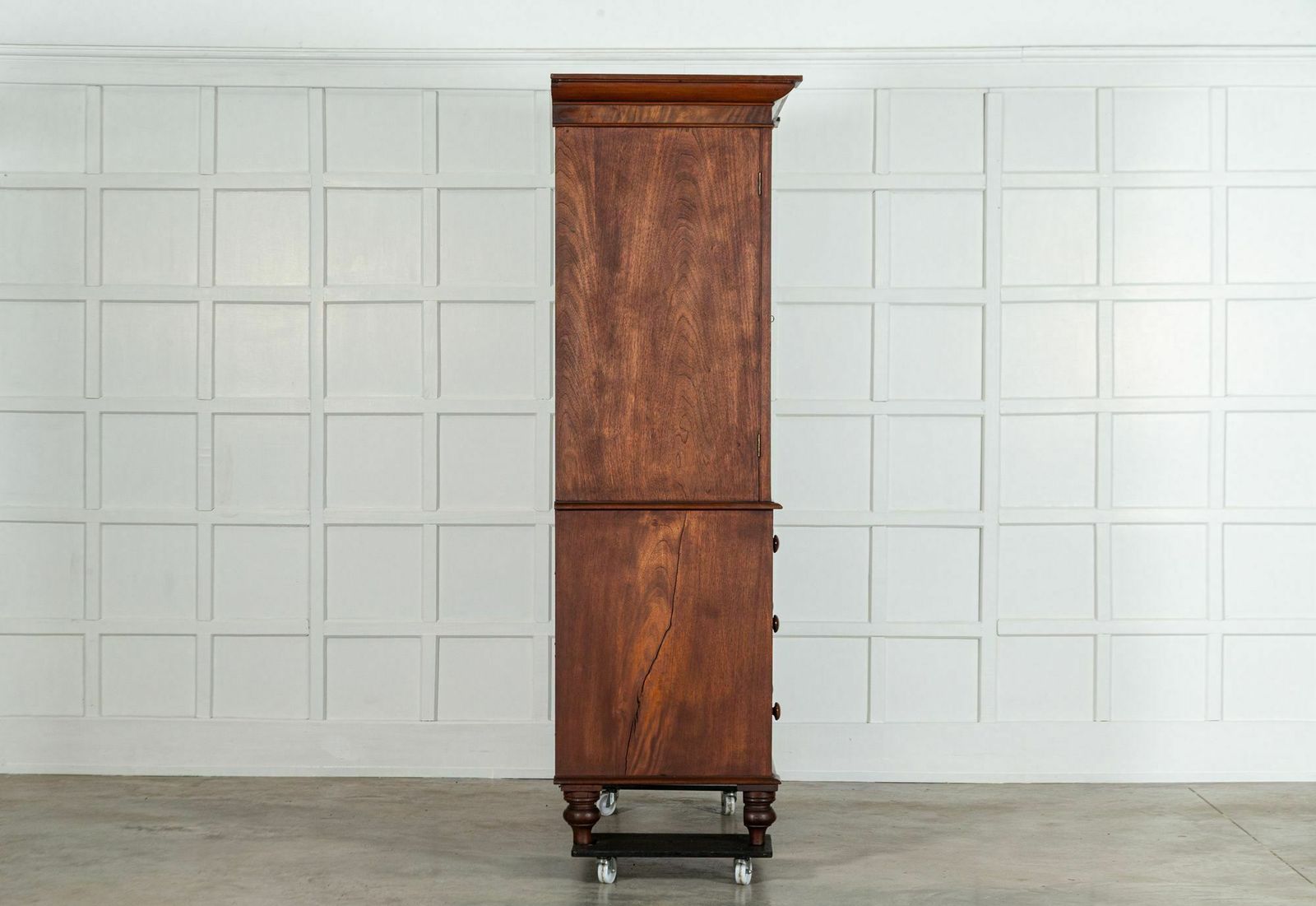 photo furniture Large English Regency Mahogany Linen Press