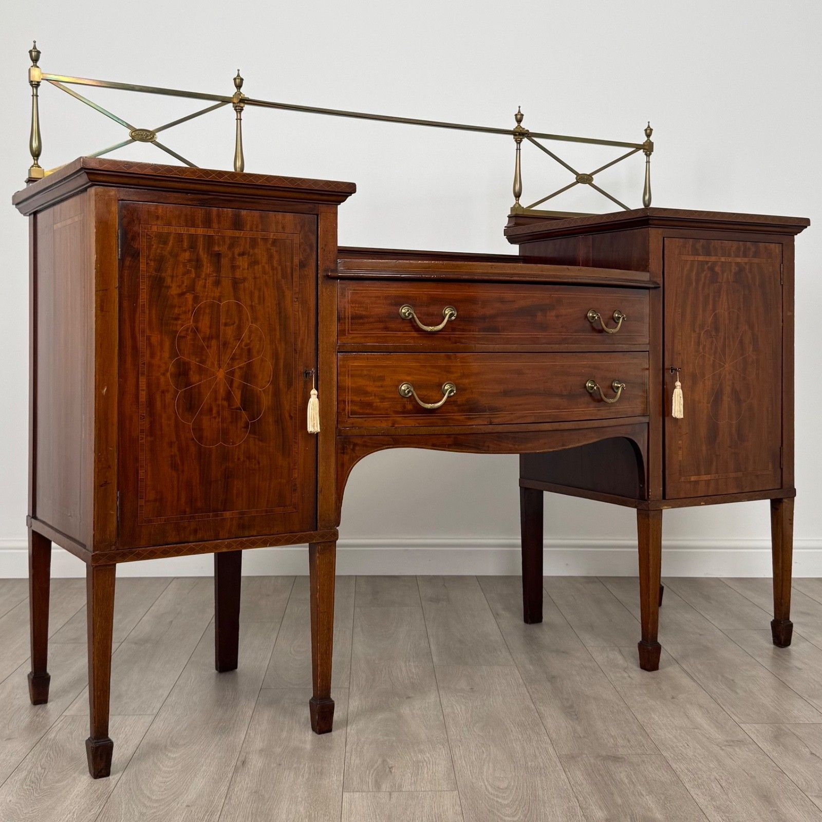 photo furniture Antique 20th Century Good Quality Inlaid Sideboard In Mahogany