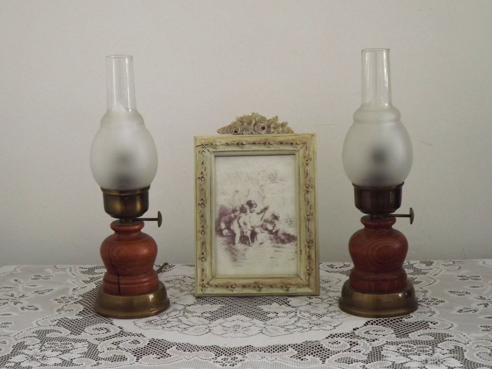 Paire de lampes vintage françaises de style lanterne, bois et laiton avec tulipes en verre. Lampes de chevet.