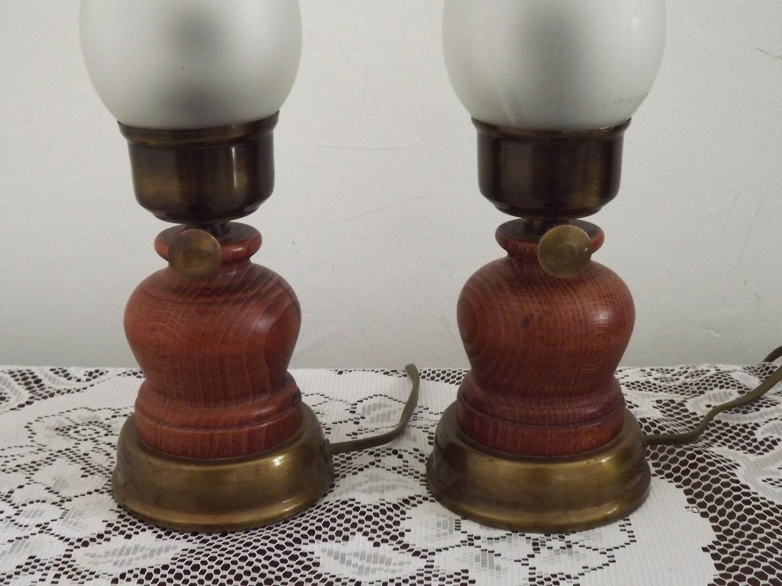 Paire de lampes vintage françaises de style lanterne, bois et laiton avec tulipes en verre. Lampes de chevet. photo Luminaires