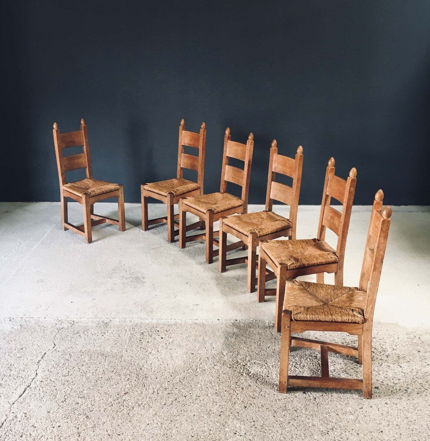 Handgemaakte, Zware Eiken Eetkamerstoelen Met Biezen Zitting, België, Ca. Jaren 1960 photo Meubels
