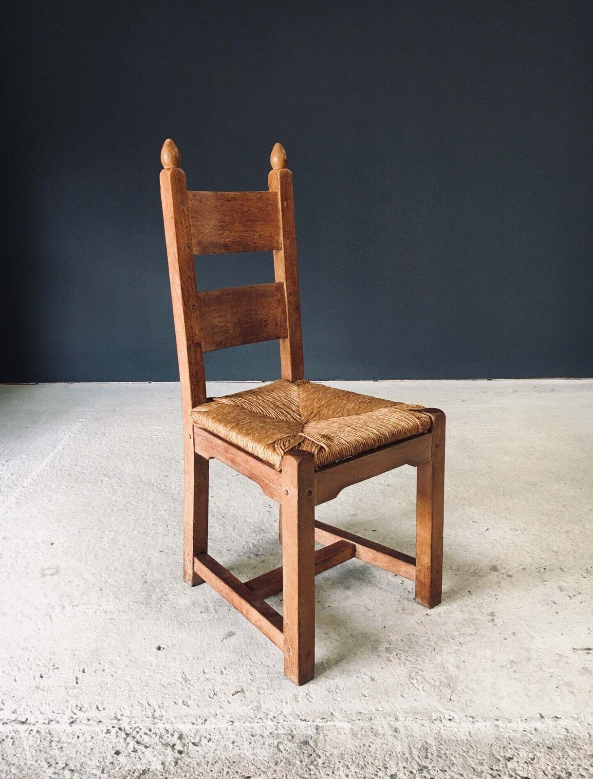 photo vintage Handgemaakte, Zware Eiken Eetkamerstoelen Met Biezen Zitting, België, Ca. Jaren 1960
