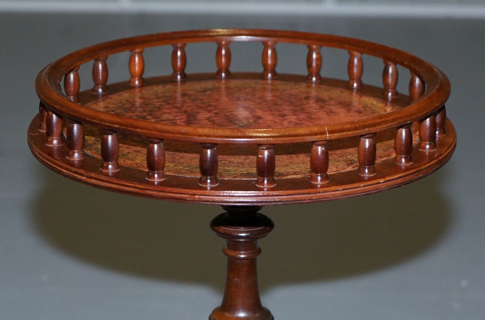Vintage Mahogany With Brown Leather Top Gallery Rail Side End Lamp Wine Table photo 500.0