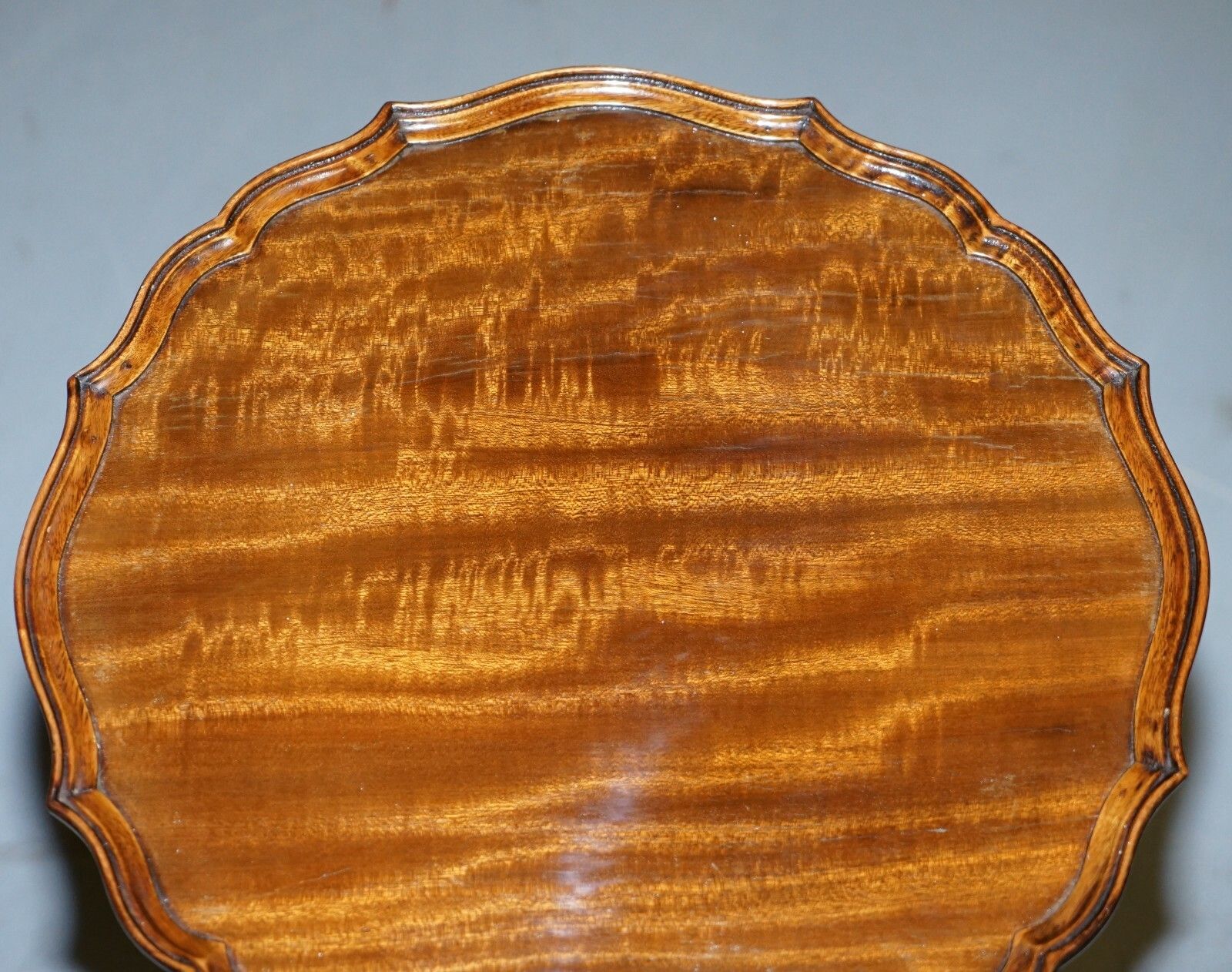 Stunning Vintage Light Mahogany Pie Crust Edge Tripod Lamp Side End Wine Table photo 475.0