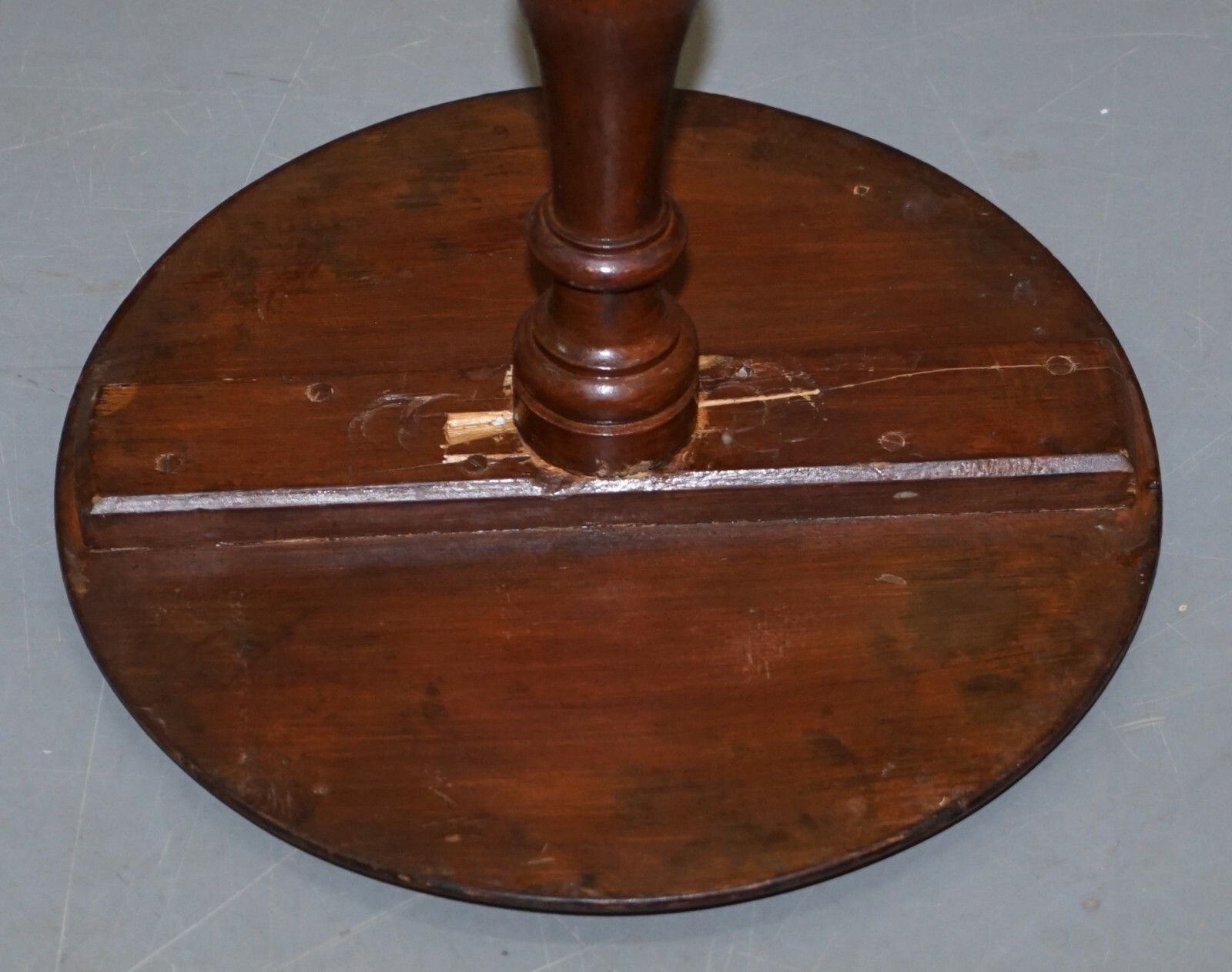 photo furniture Large Edwardian Period English Solid Oak Side End Lamp Wine Occasional Table