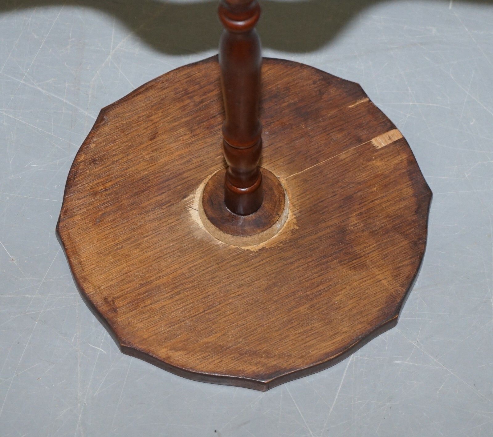 450.0 Bevan Funell England Green Leather Vintage Mahogany Tripod Lamp Side End Table photo