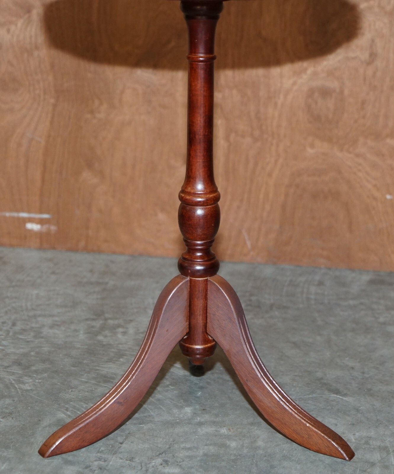 Vintage Mahogany Pie Crust Edge Brown Leather Tripod Side End Lamp Wine Table photo vinterior
