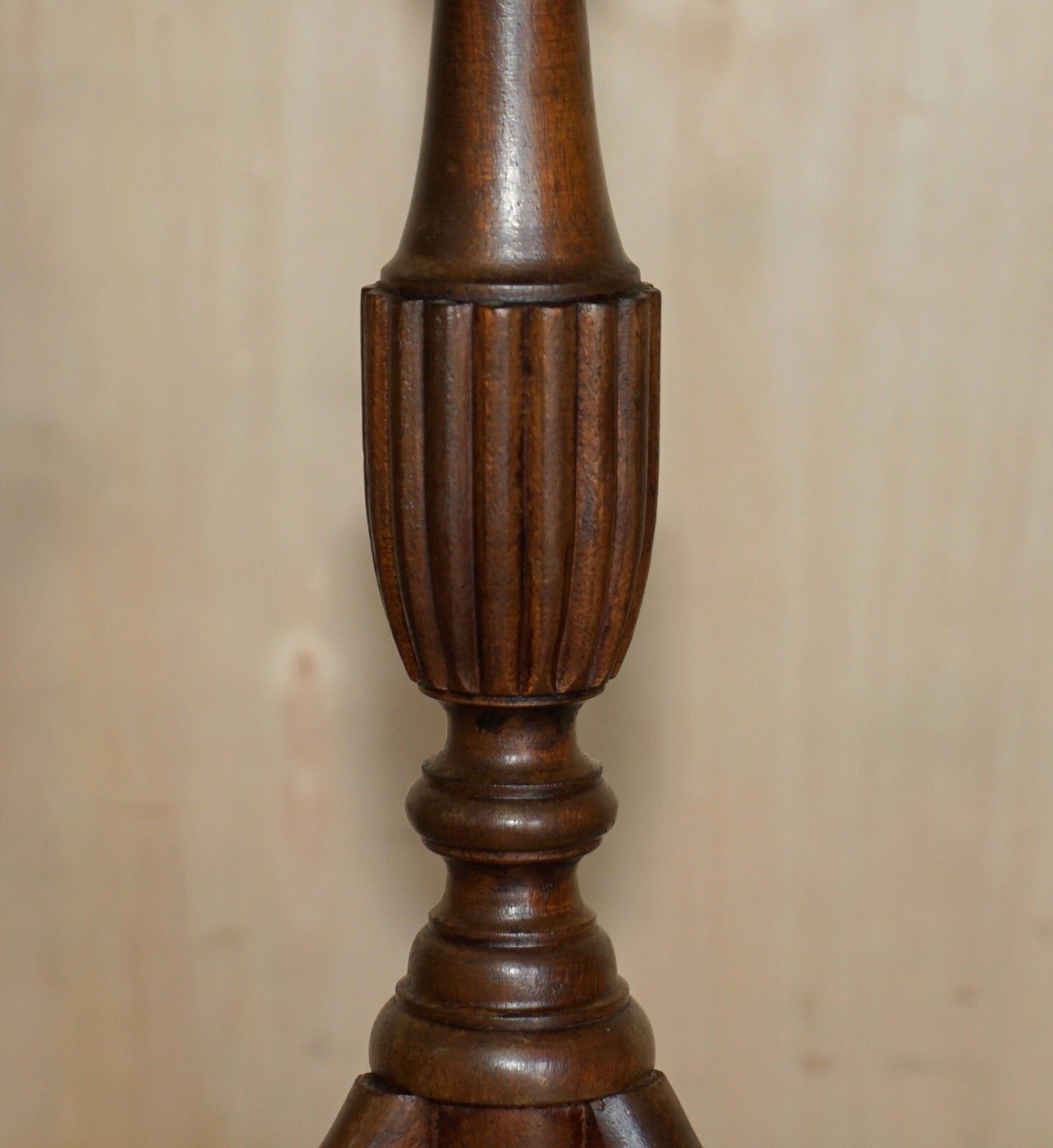 Restored Mahogany Pie Crust Edge Green Leather Tripod Side End Lamp Wine Table photo 275.0