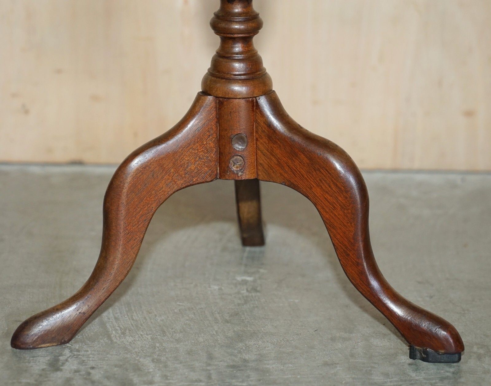 Restored Mahogany Pie Crust Edge Green Leather Tripod Side End Lamp Wine Table photo vinterior