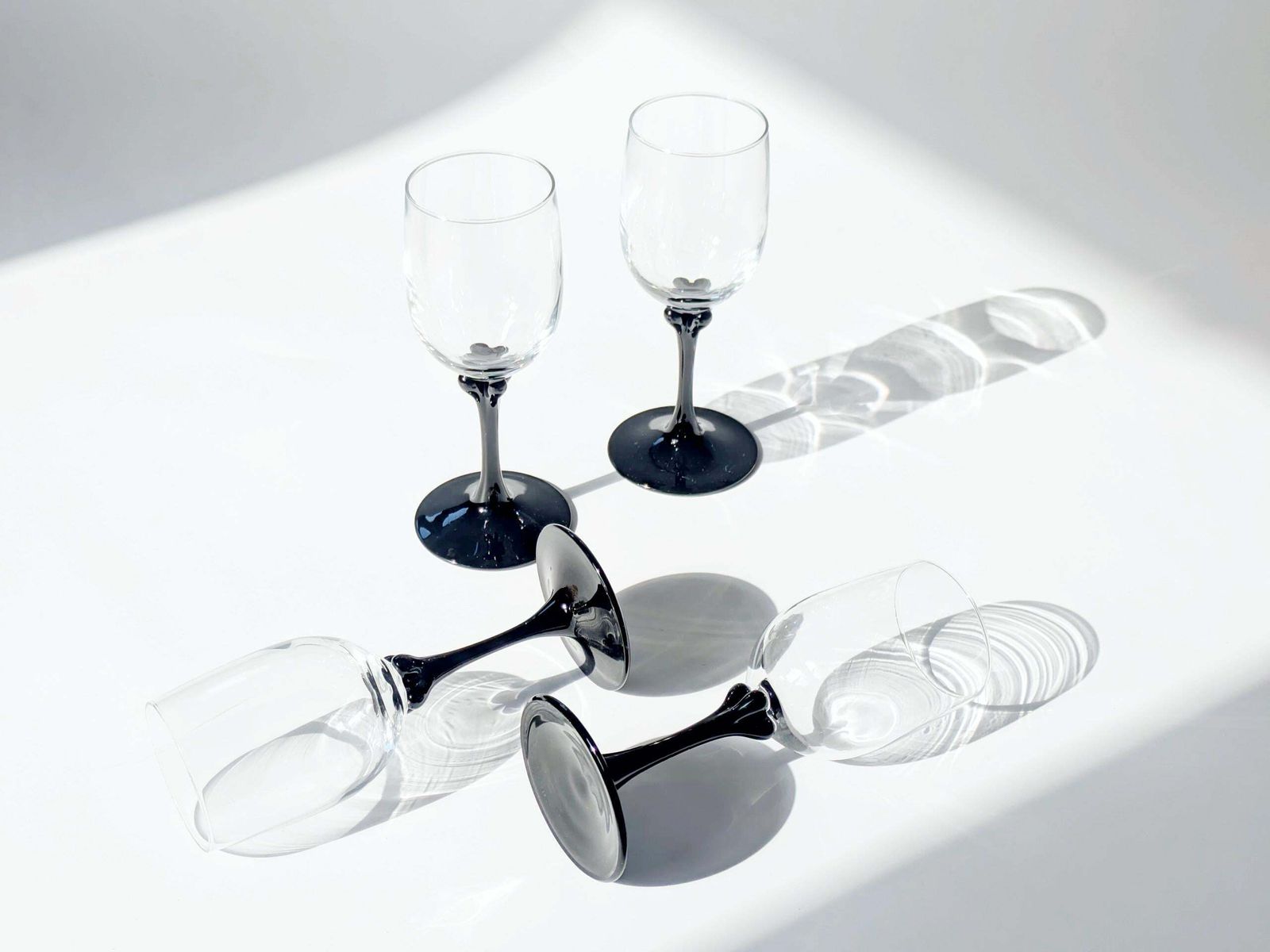 Set Van 4 Vintage Luminarc Veronese Wijnglazen, Helder Glas Met Zwarte Bloembladvoetjes, Frankrijk Jaren 1970 photo for sale