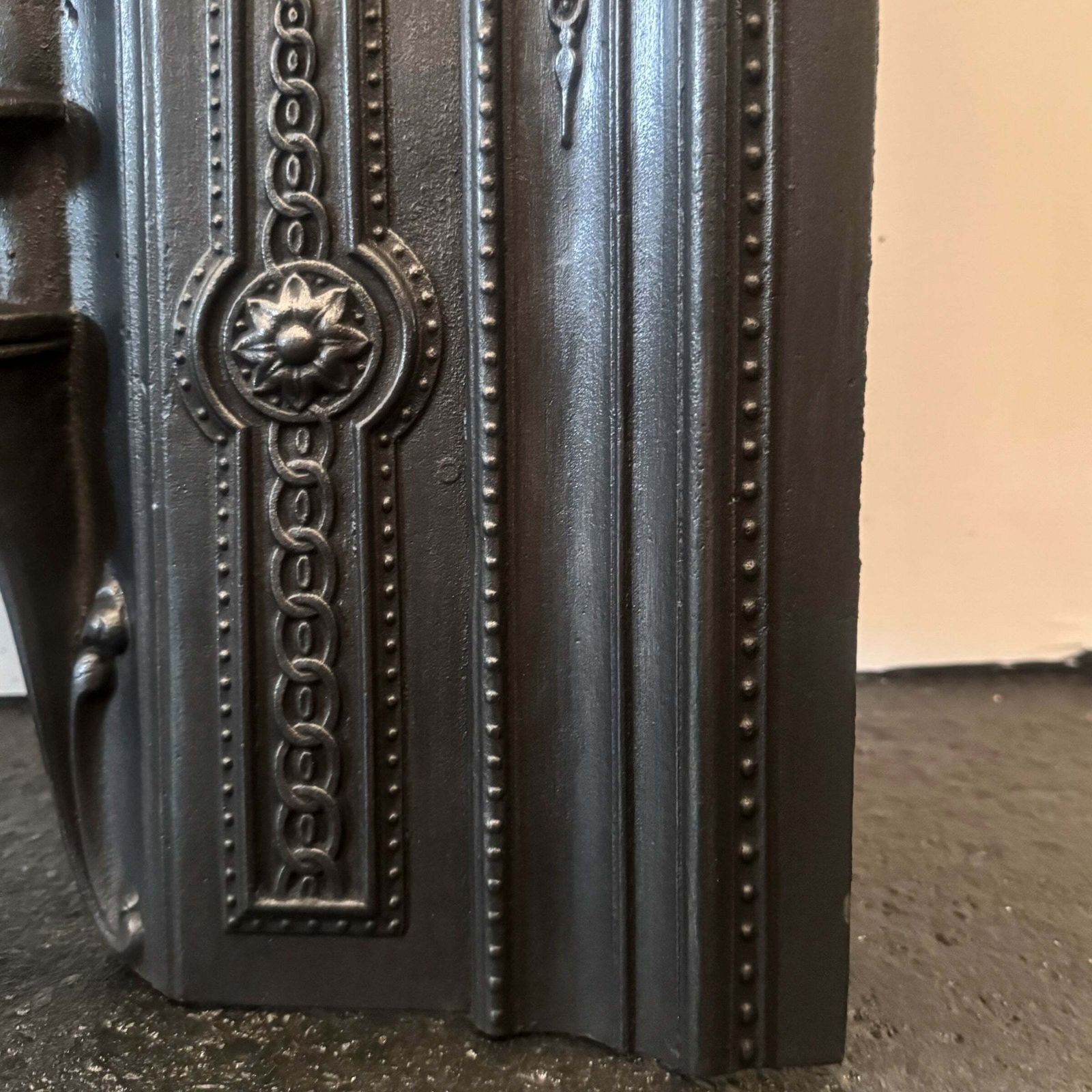 photo furniture Antique Victorian Cast Iron Hob Grate Insert