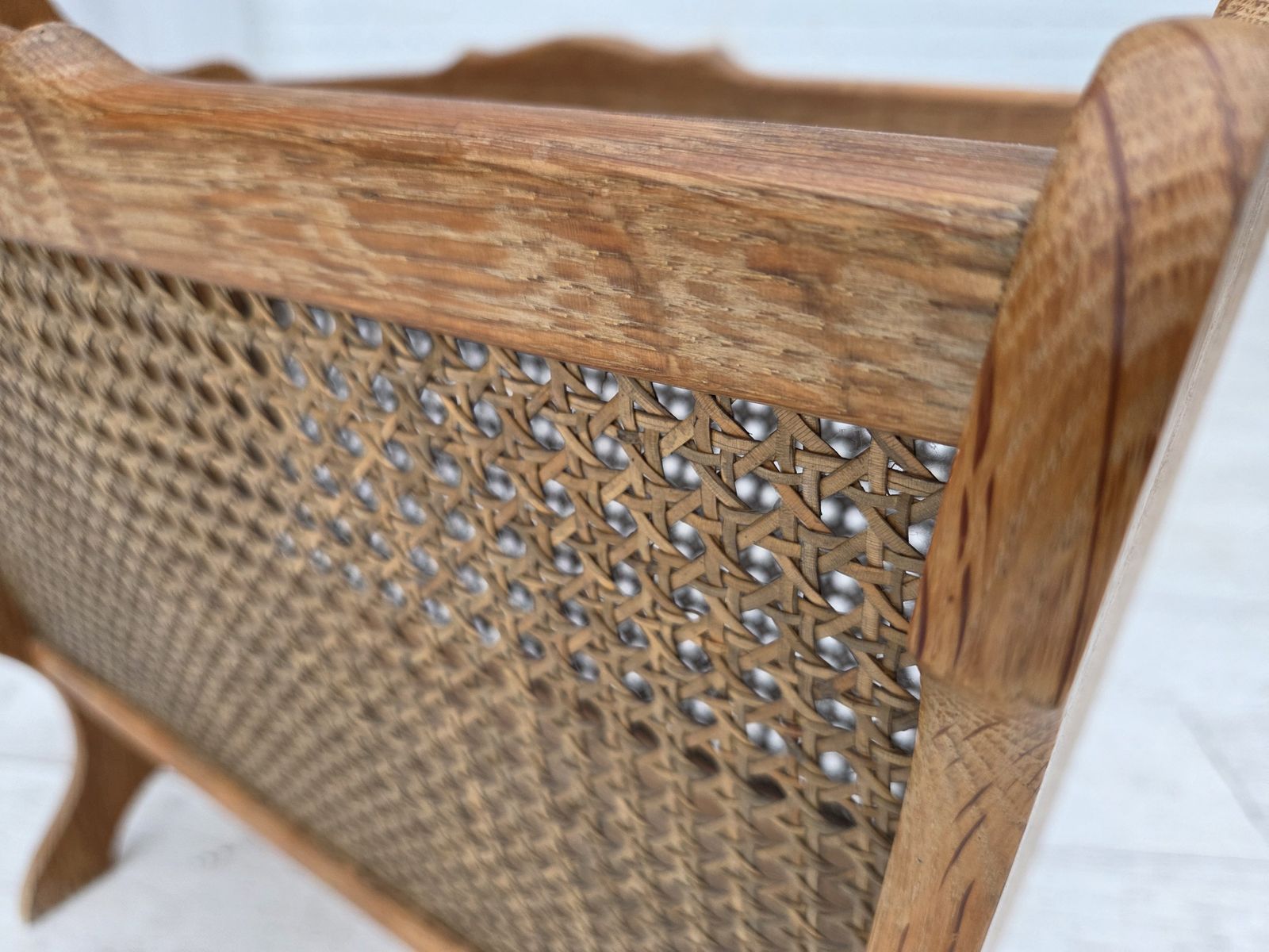 Jaren 1970, Deense krantenbak, massief eikenhout, meubelgaas. photo Woonaccessoires