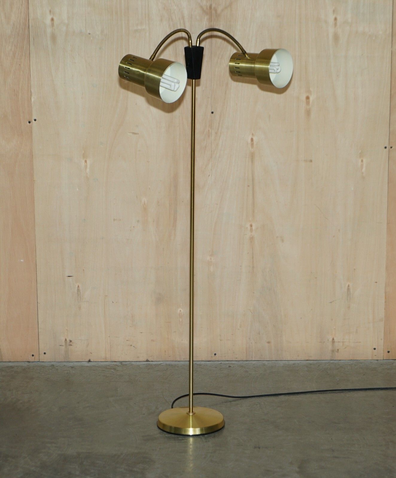 Nice Articulated And Adjustable Double Floor Standing Lamp With Twin Lamps photo Lighting