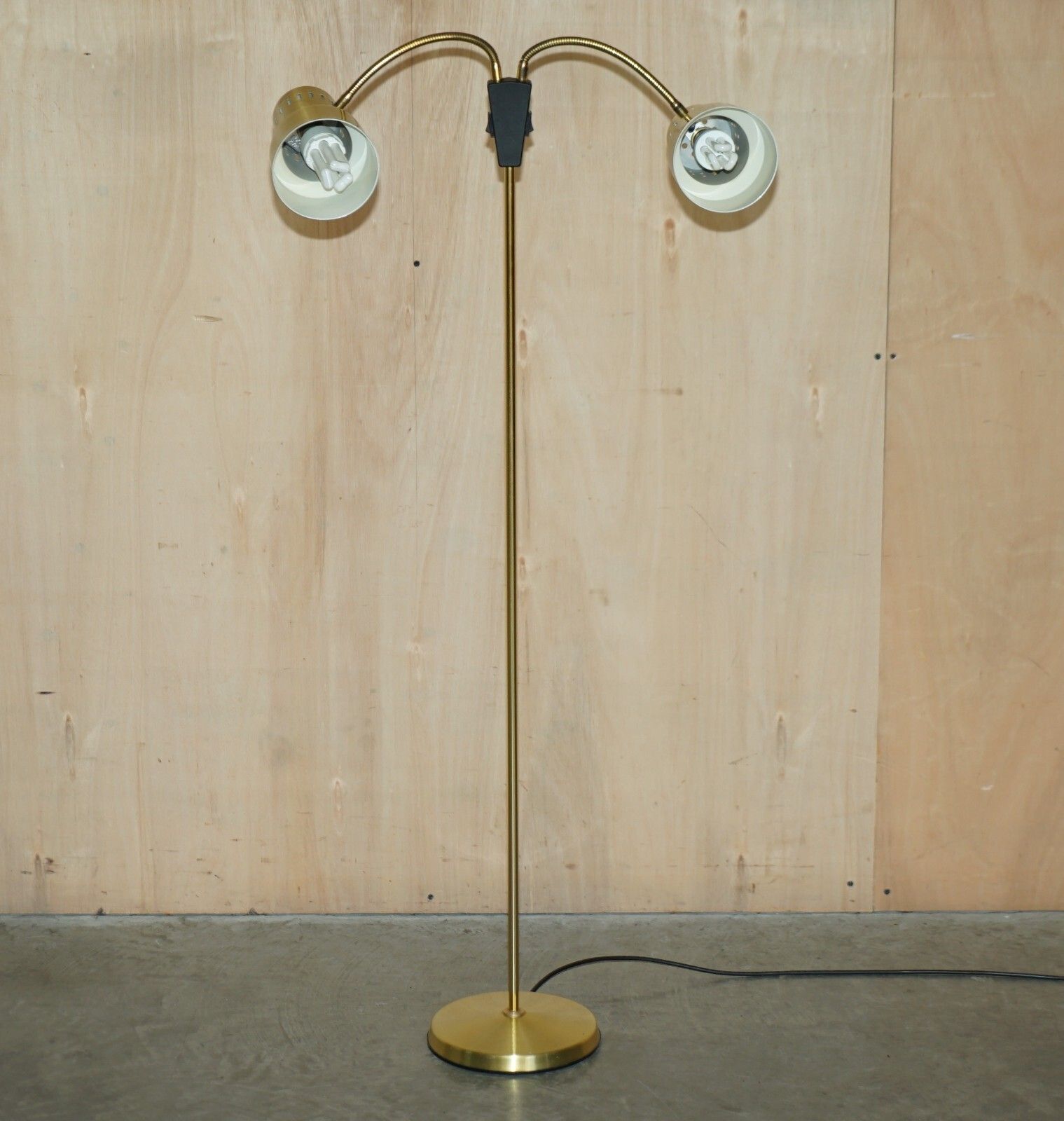 Nice Articulated And Adjustable Double Floor Standing Lamp With Twin Lamps photo 225.0