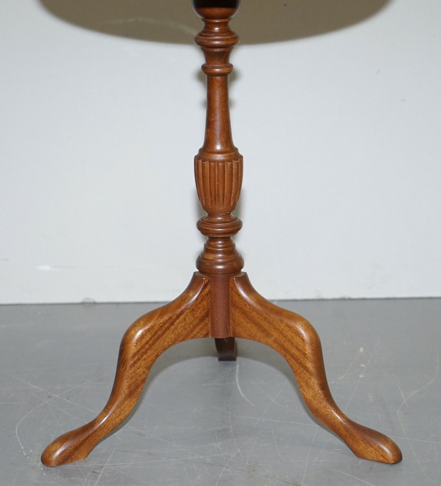 Elegant Vintage Mahogany Tripod Lamp Side End Wine Occasional Table Bowed Top photo vinterior