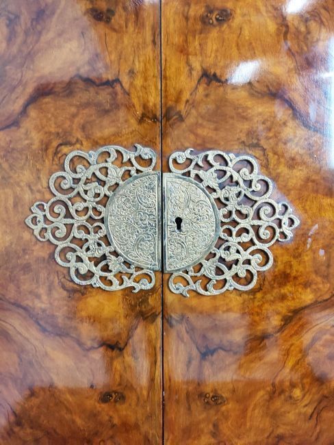 Queen Anne Walnut Cocktail Cabinet photo 1000.0