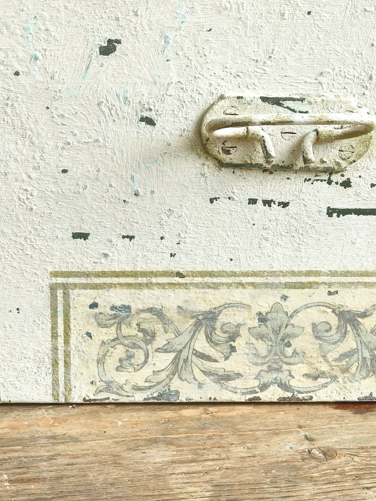 Antique Creamy Wooden Trunk Chest, Distressed Furniture photo Furniture