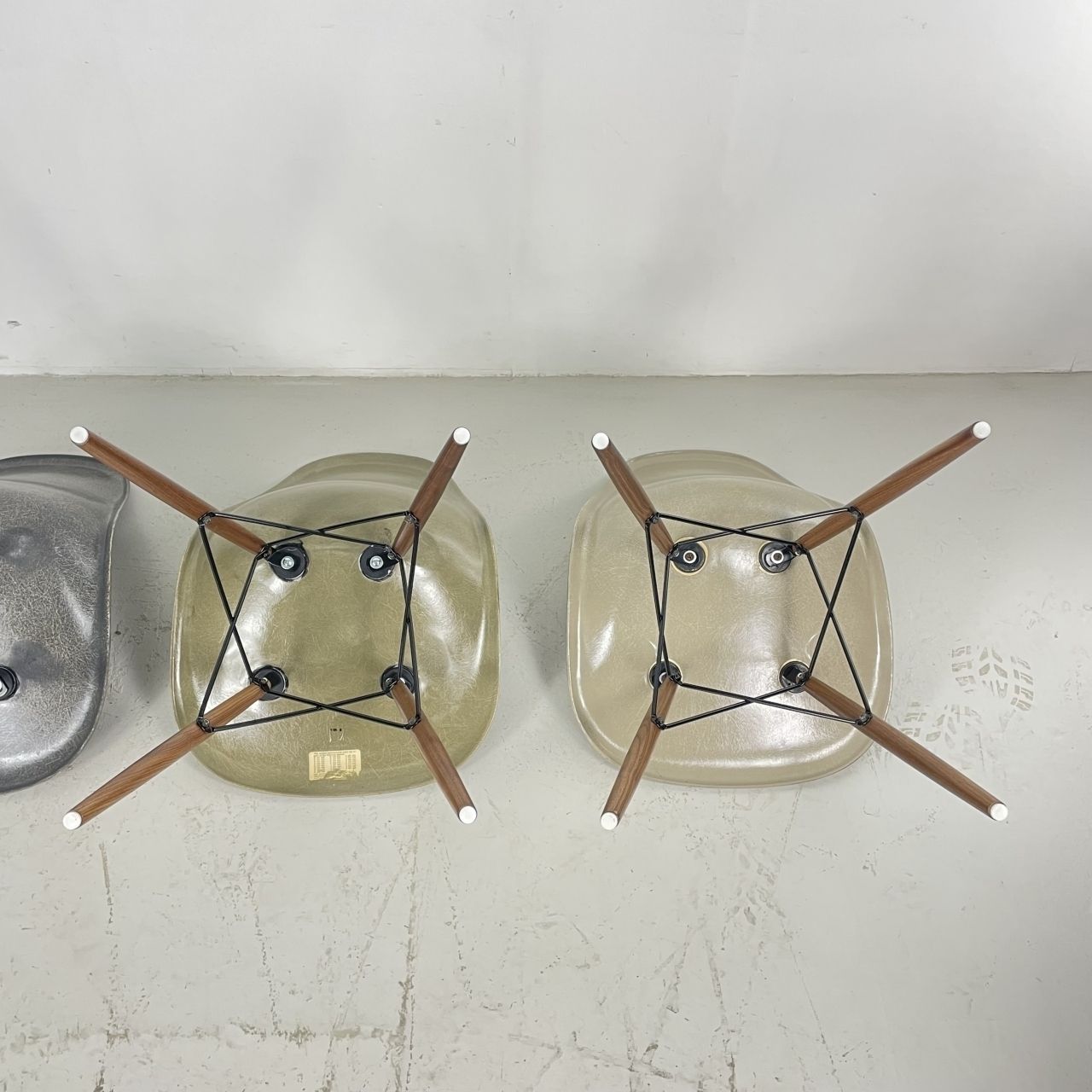 photo vinterior Eames Herman Miller Dsw Side Chairs In Seafoam / Elephant Grey / Umber / Light Griege