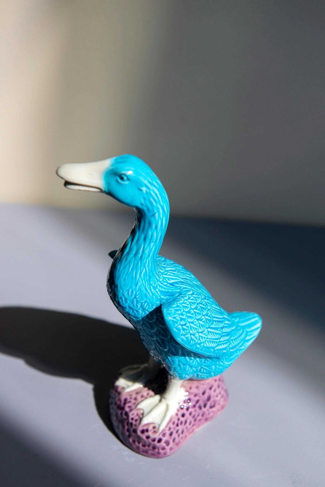 Set Van 2 Porseleinen Blauwe Eendenbeeldjes, Chinees Aardewerk Figurenpaar, Decoratieve Kleine Beeldjes, Oosterse Decoratie, Keramische Turquoise Vogels photo vintage