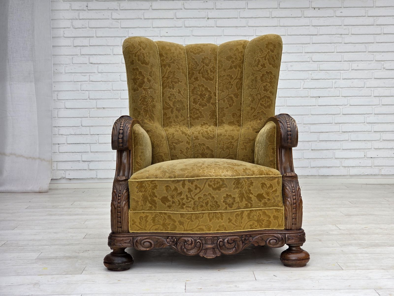 photo vintage 1960s, Danish Highback Armchair, Furniture Wool, Solid Oak Wood.