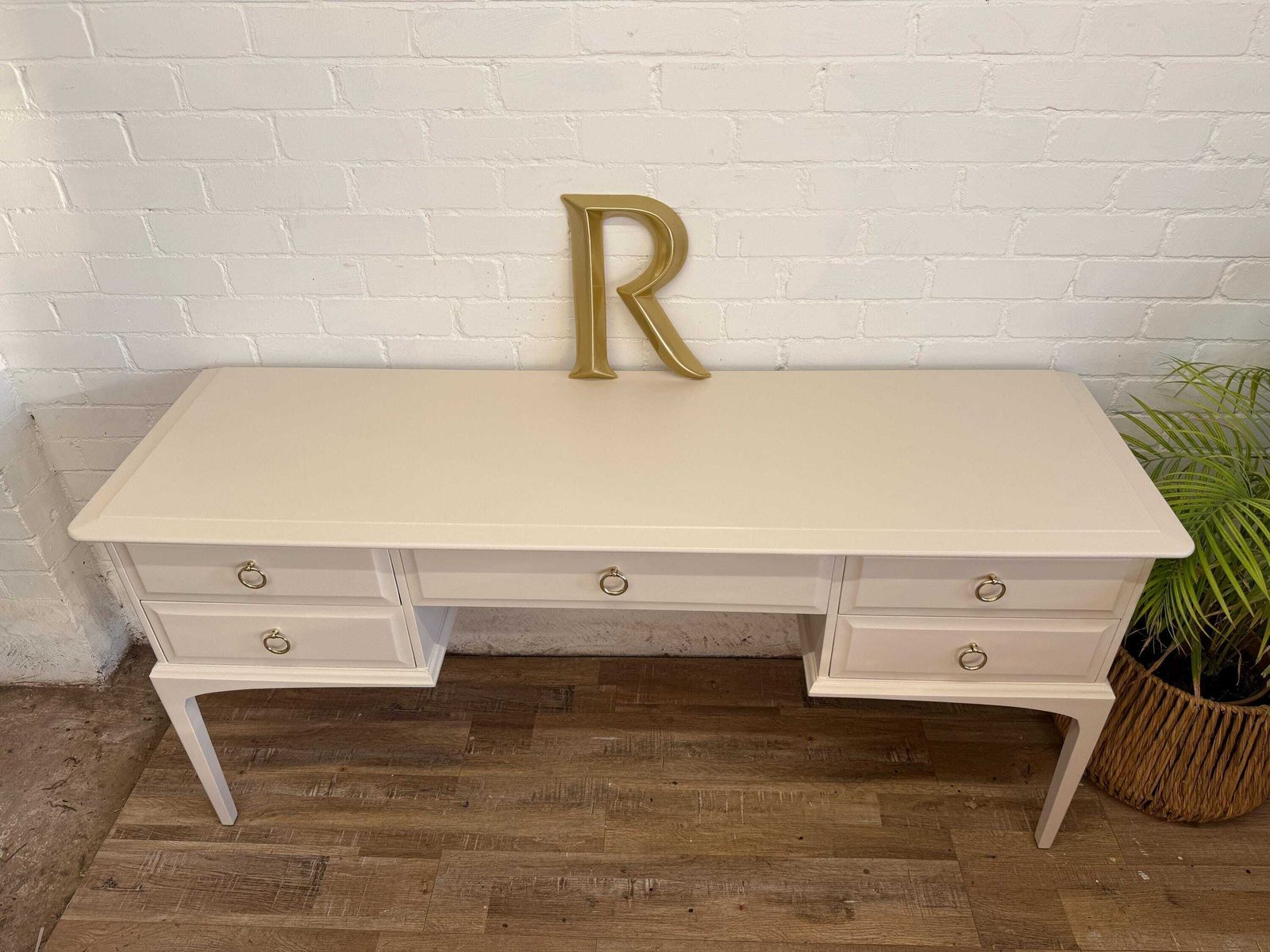 Stag Minstrel 5 Drawer Dressing Table Professionally Painted In ‘Joa’s White’ By Farrow & Ball photo 595.0