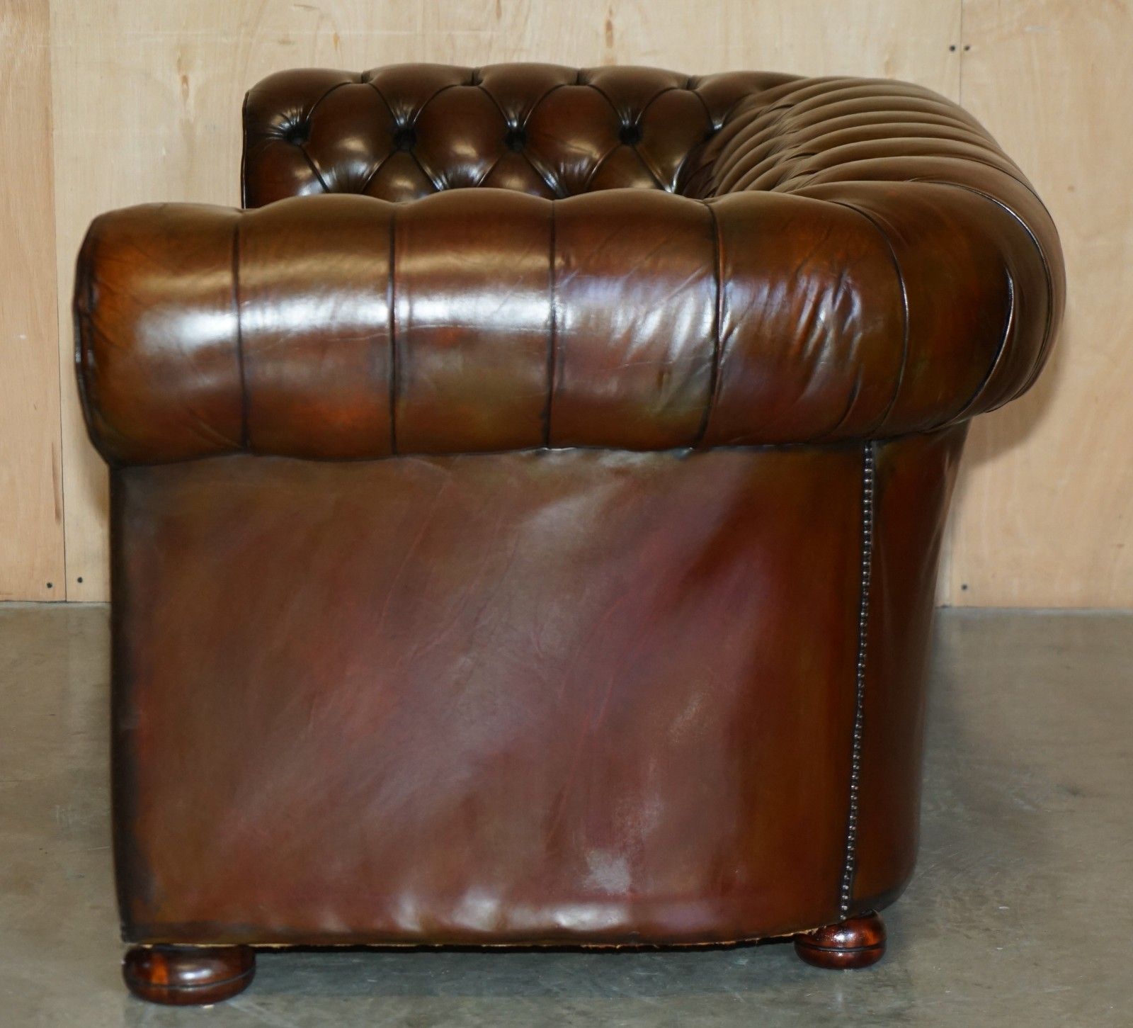 photo vintage Restored 165cm Wide Chesterfield Fully Tufted Two Seat Brown Leather Club Sofa