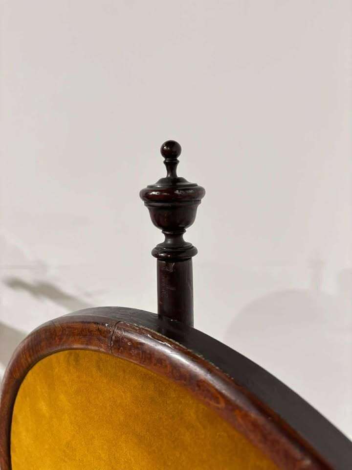 photo furniture Regency Mahogany Adjustable Pole Screen