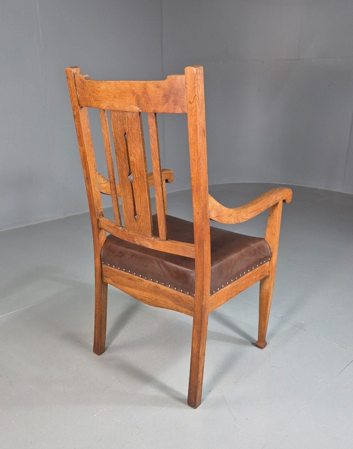 photo furniture Antique Arts And Crafts Oak Framed Elbow Chair 1900s Eb7917 Vdin