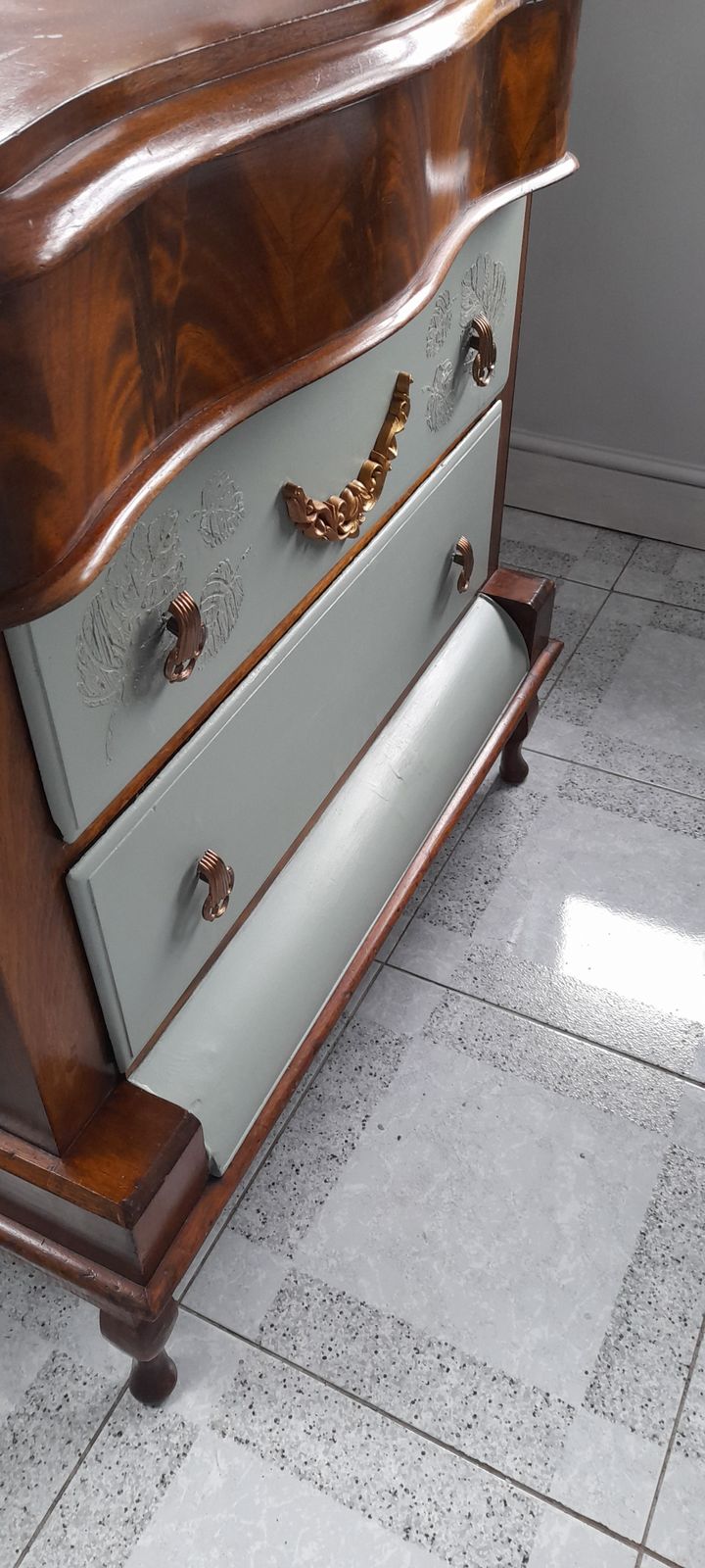 Reduced Stunning , Victorian Flame Mahogany. Large Serpentine Chest With Shaped Feet. This Is  A Class Act