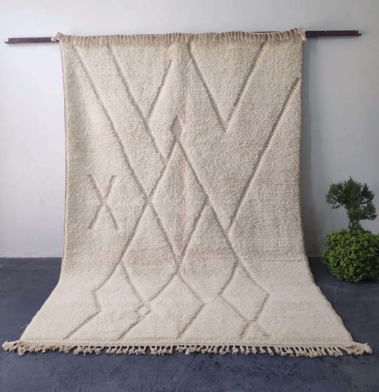 Large Sculpted Beni Ouarain Rug, 300x200cm, Hand Knotted Wool, Minimalist Design photo furniture