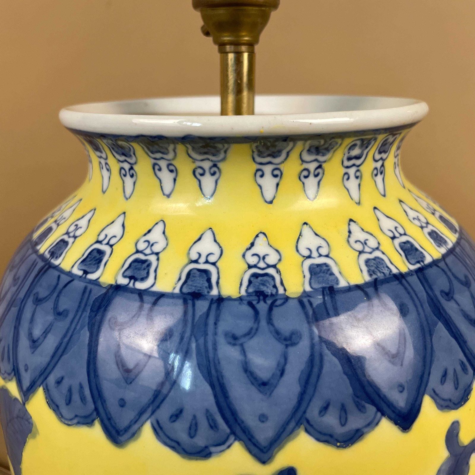 Antique Oriental Ceramic Lamp Light Bedside Table Chinese Decor Porcelain Ginger Jar Vase Hand Painted Floral Pattern Wood Blue Yellow photo vinterior