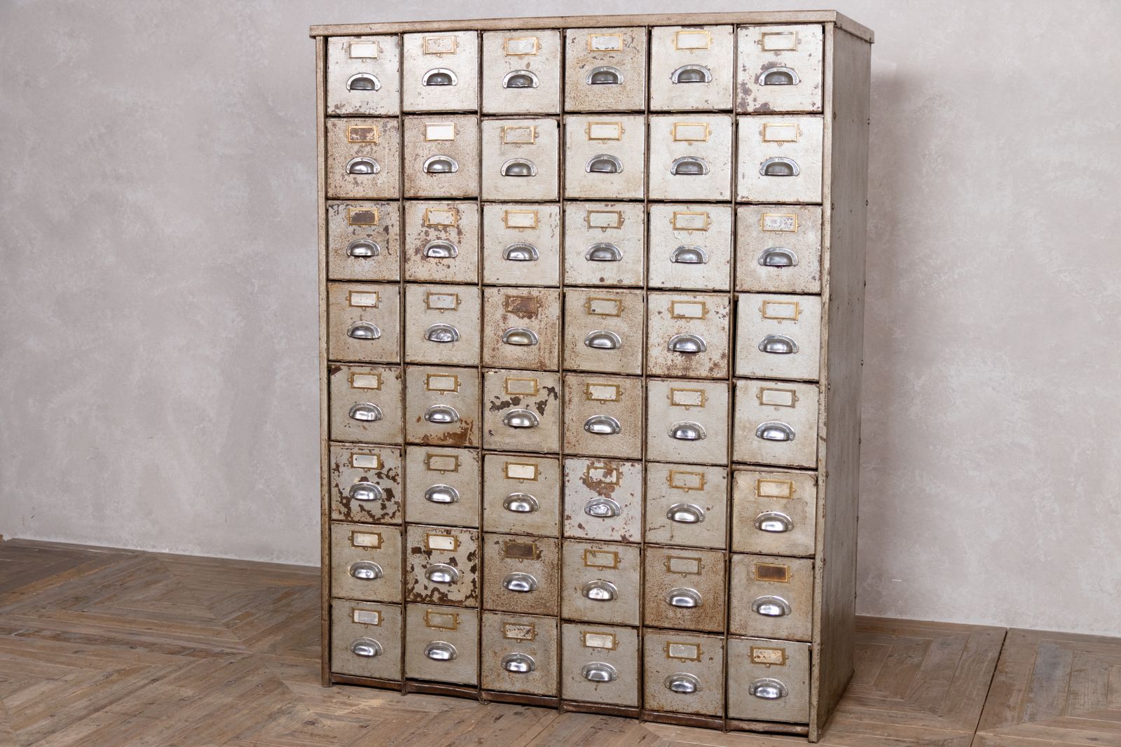photo vinterior 1950’s Industrial Bank Of Metal Drawers