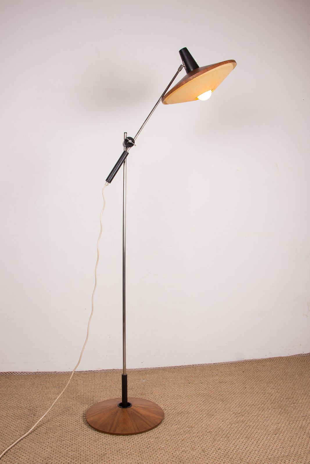 Grand lampadaire inclinable en acier et teck, 190 cm, par Georges Frydman, 1960. photo Luminaires
