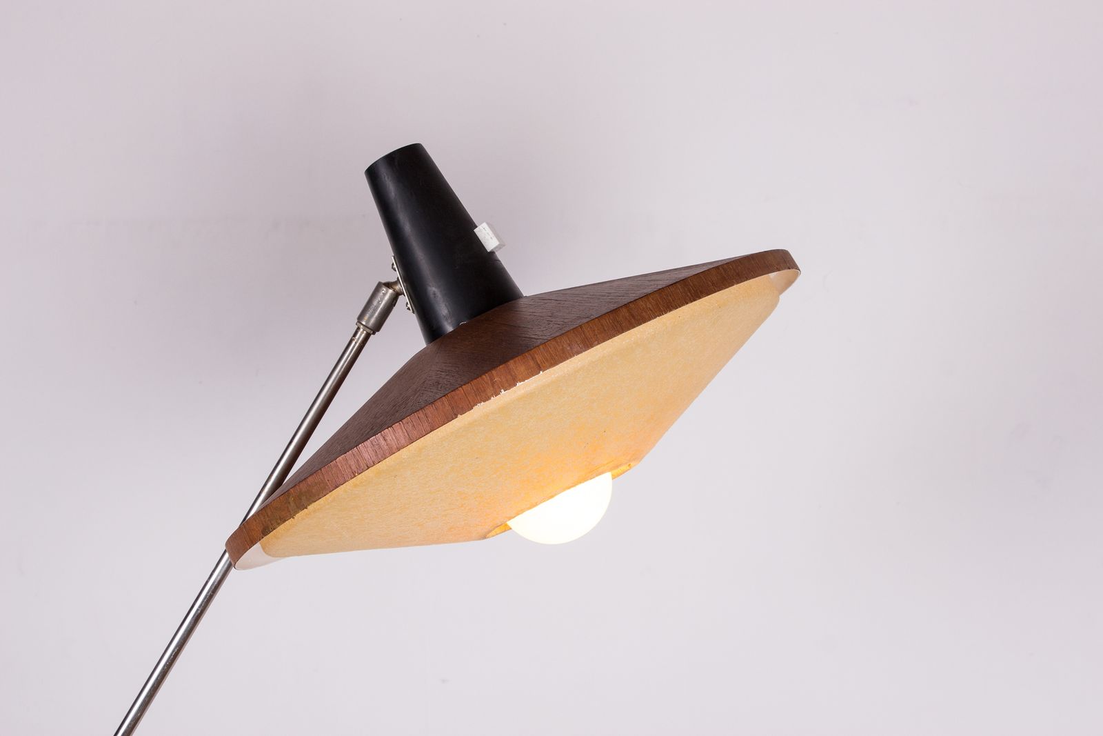 Grand lampadaire inclinable en acier et teck, 190 cm, par Georges Frydman, 1960. photo vinterior