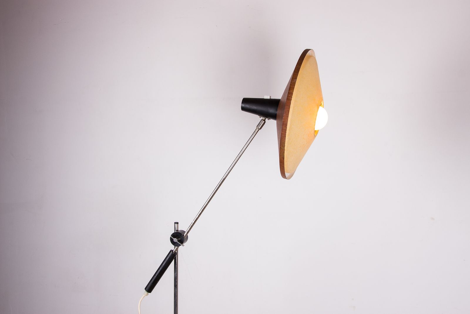 photo furniture Grand lampadaire inclinable en acier et teck, 190 cm, par Georges Frydman, 1960.