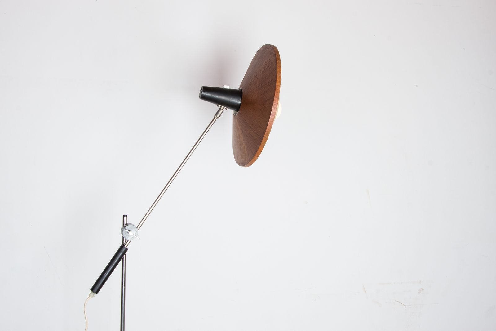 photo buy Grand lampadaire inclinable en acier et teck, 190 cm, par Georges Frydman, 1960.